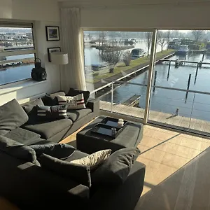  Vakantiehuis The Boathouse With Boat Nederland